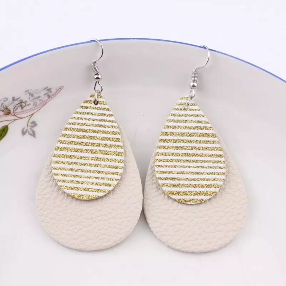 ⭐️😱 Gold and Cream Stripe Earrings ⭐️😱